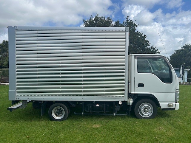 2018 Isuzu Elf