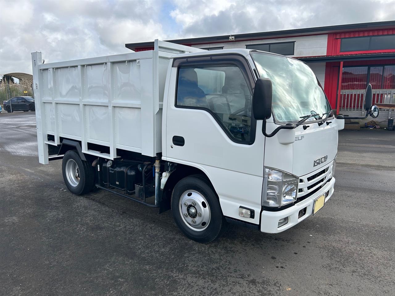 2017 Isuzu Elf