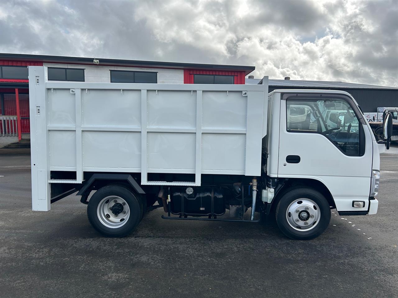 2017 Isuzu Elf