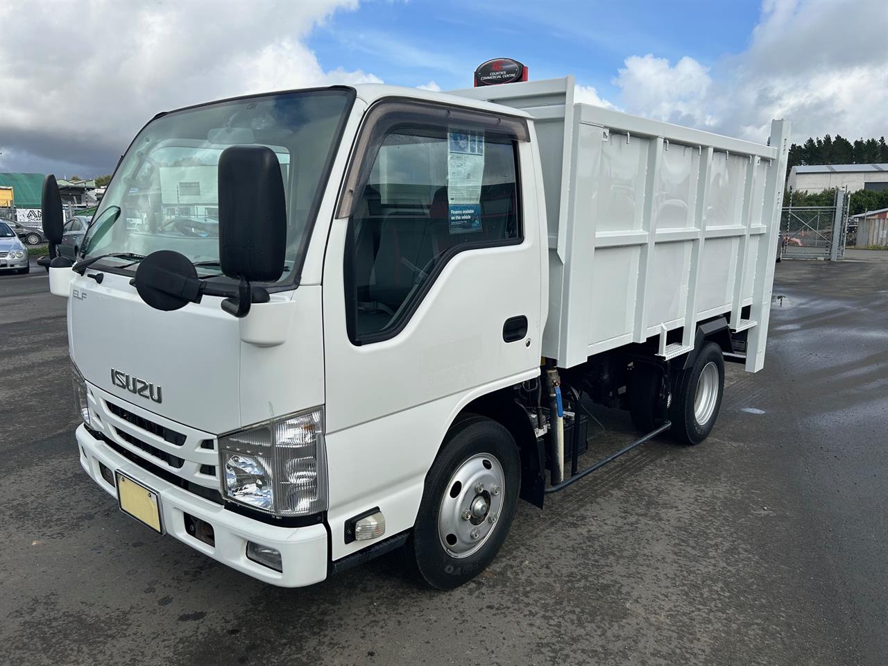 2017 Isuzu Elf